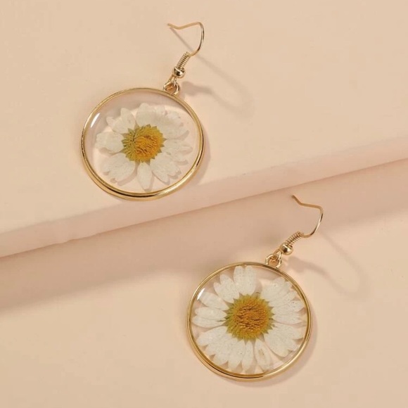 3/$30 💛 Sunflower Drop Earrings - Picture 4 of 4